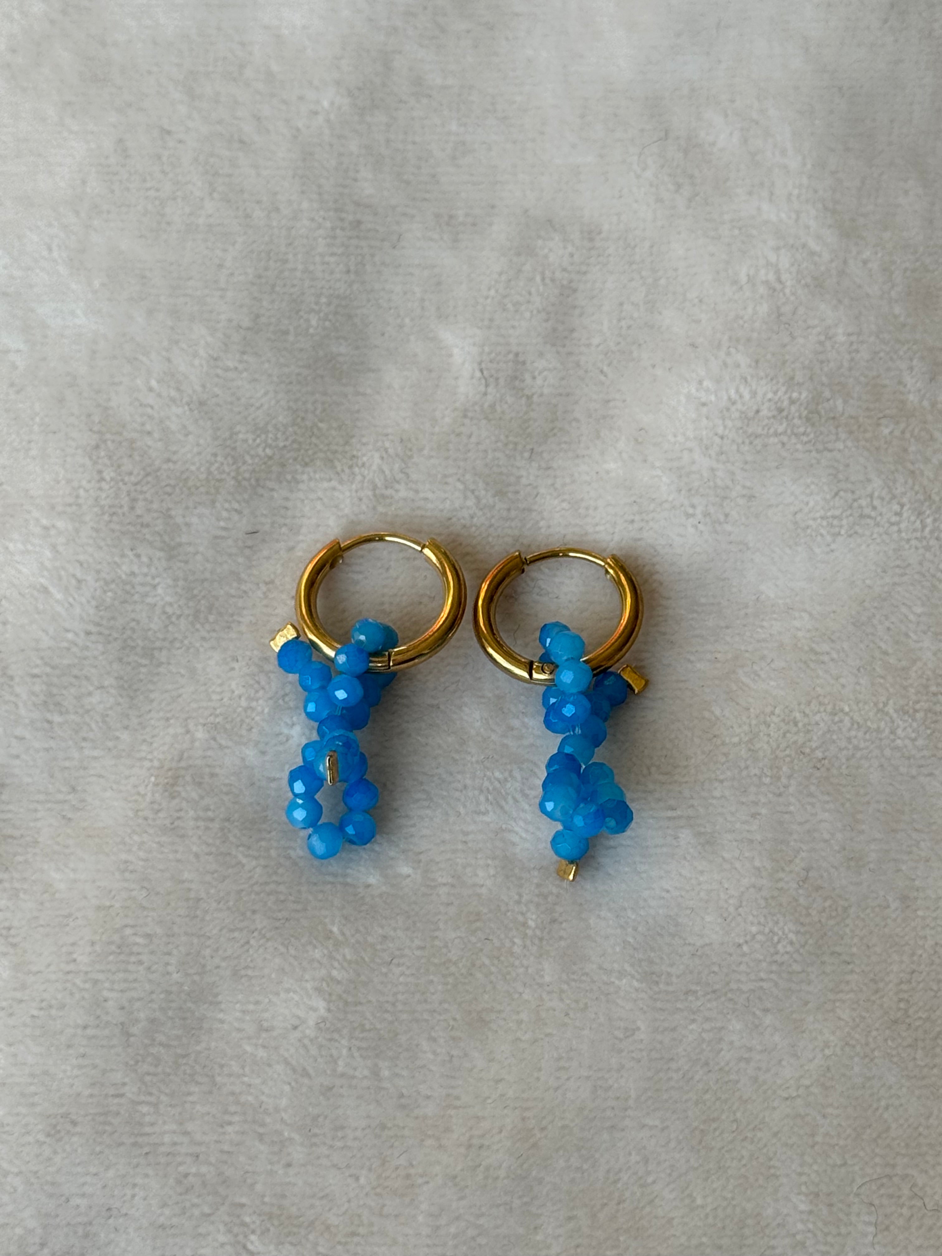 Oorbellen goud/blauw strikje