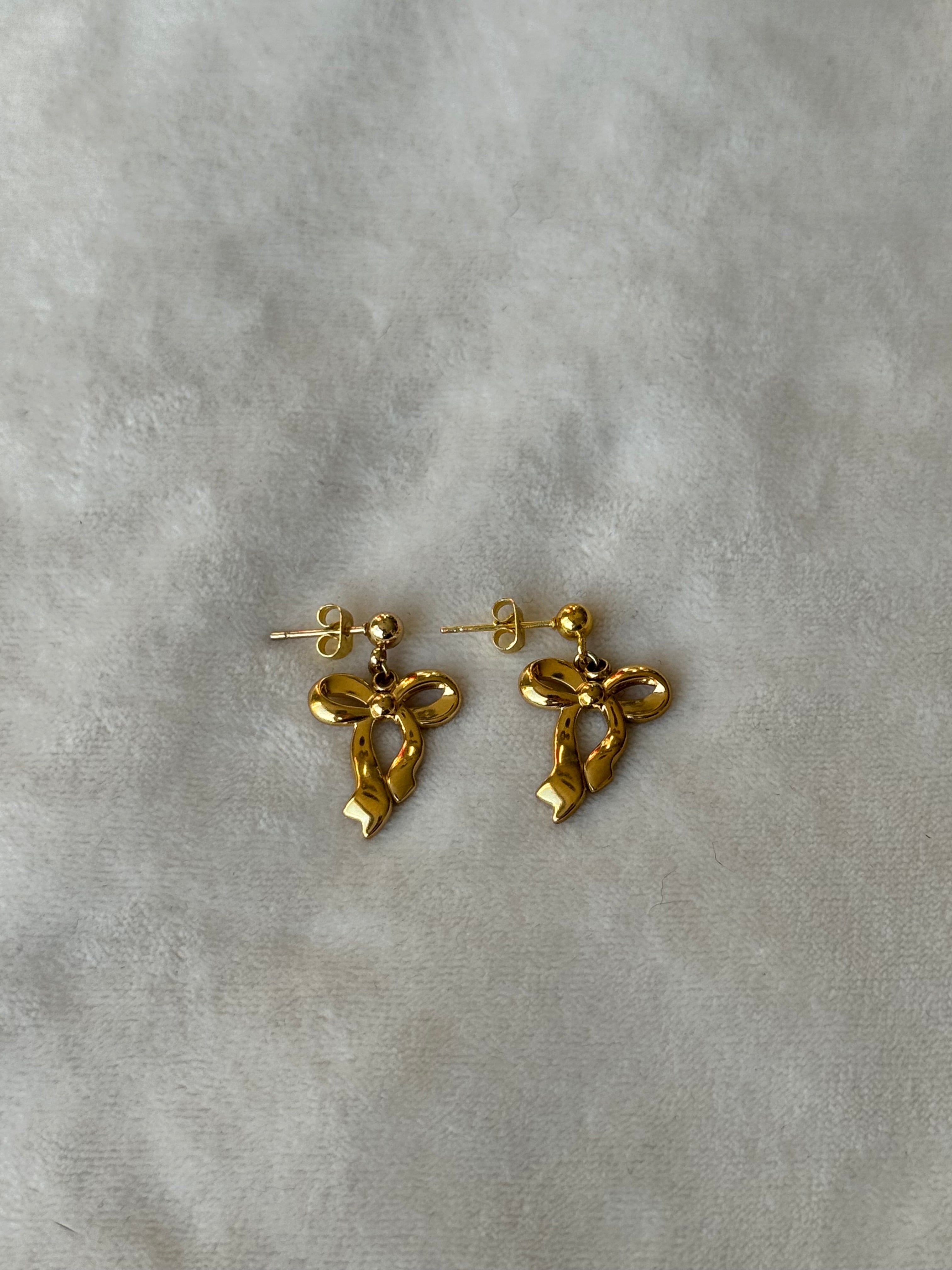 Oorstekers goud strikje