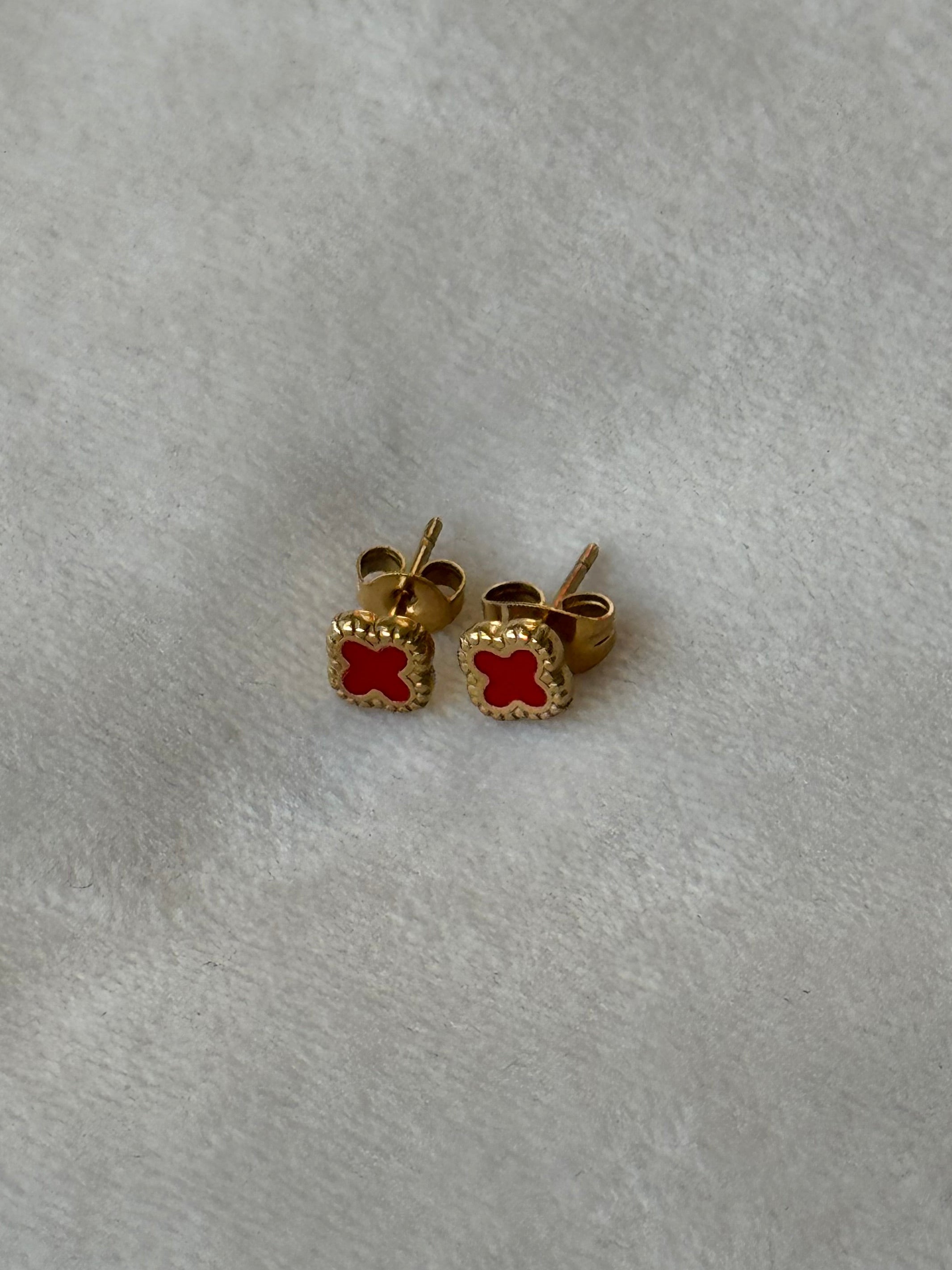 Oorbellen goud/rood klaver