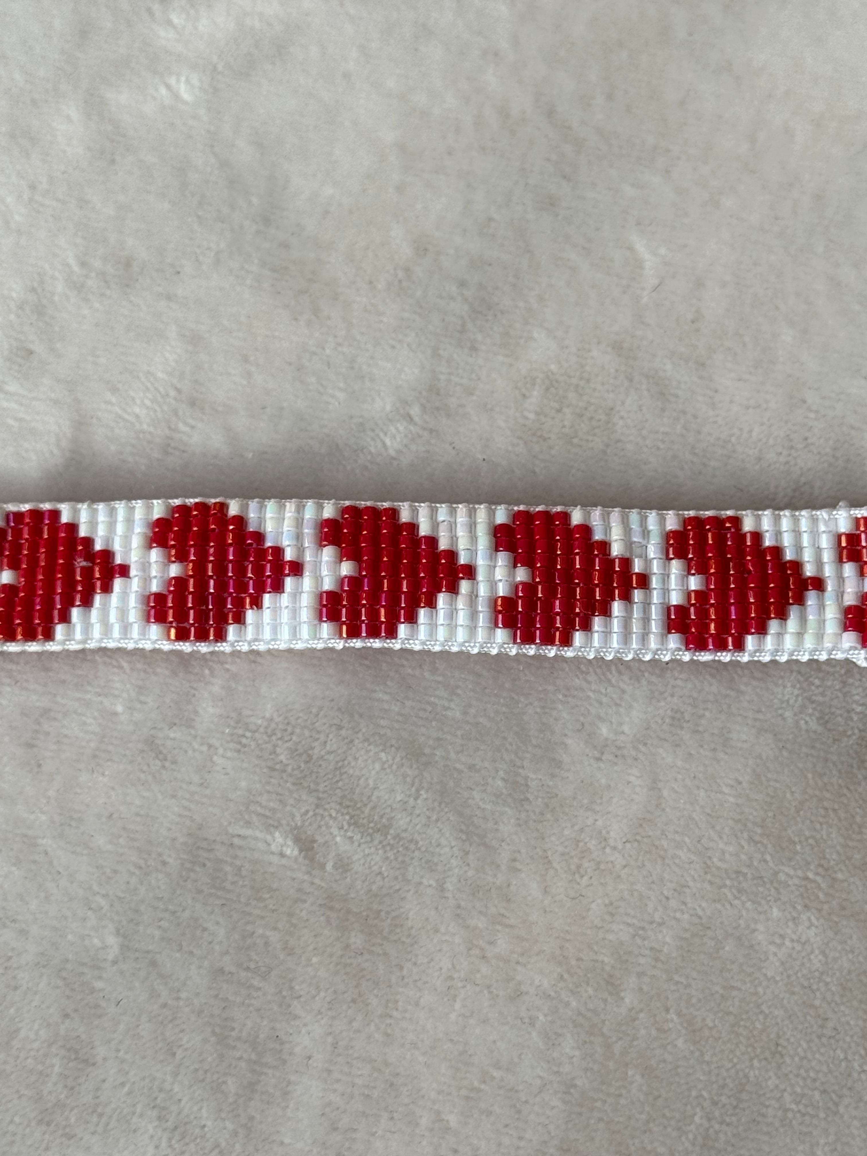 Armband wit/rood hartjes