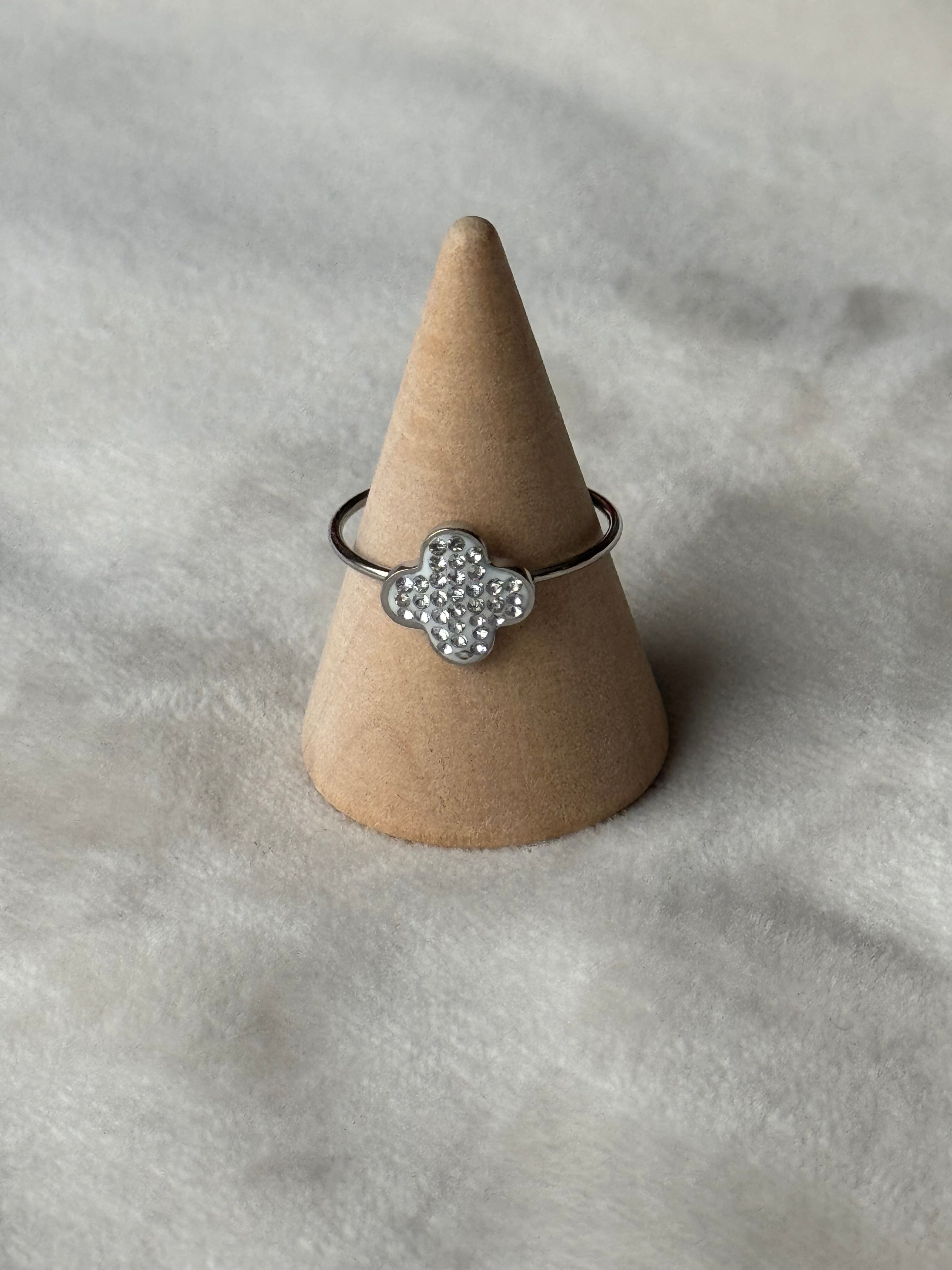 Ring klaver met steentjes