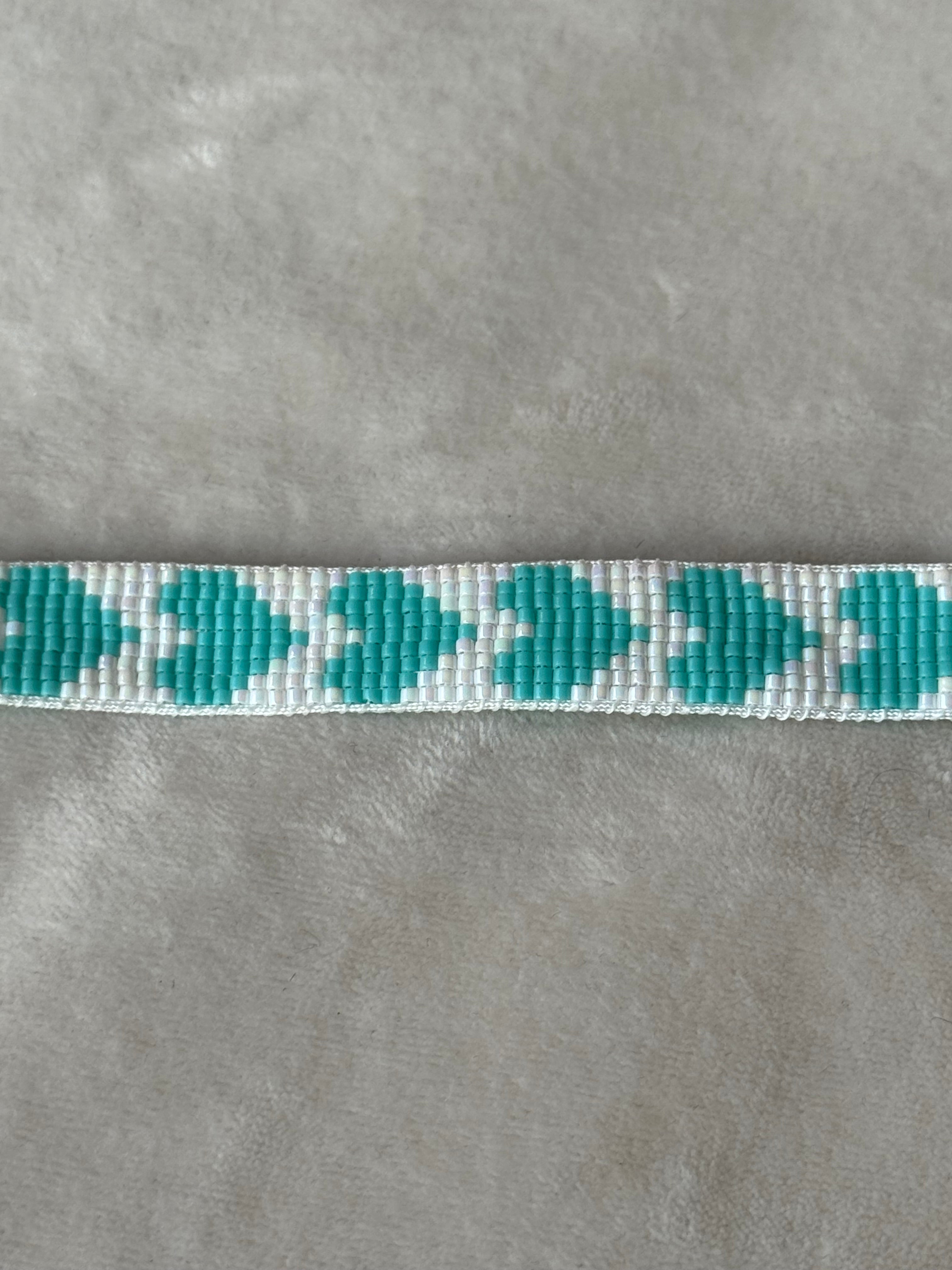 Armband wit/turquoise hartjes