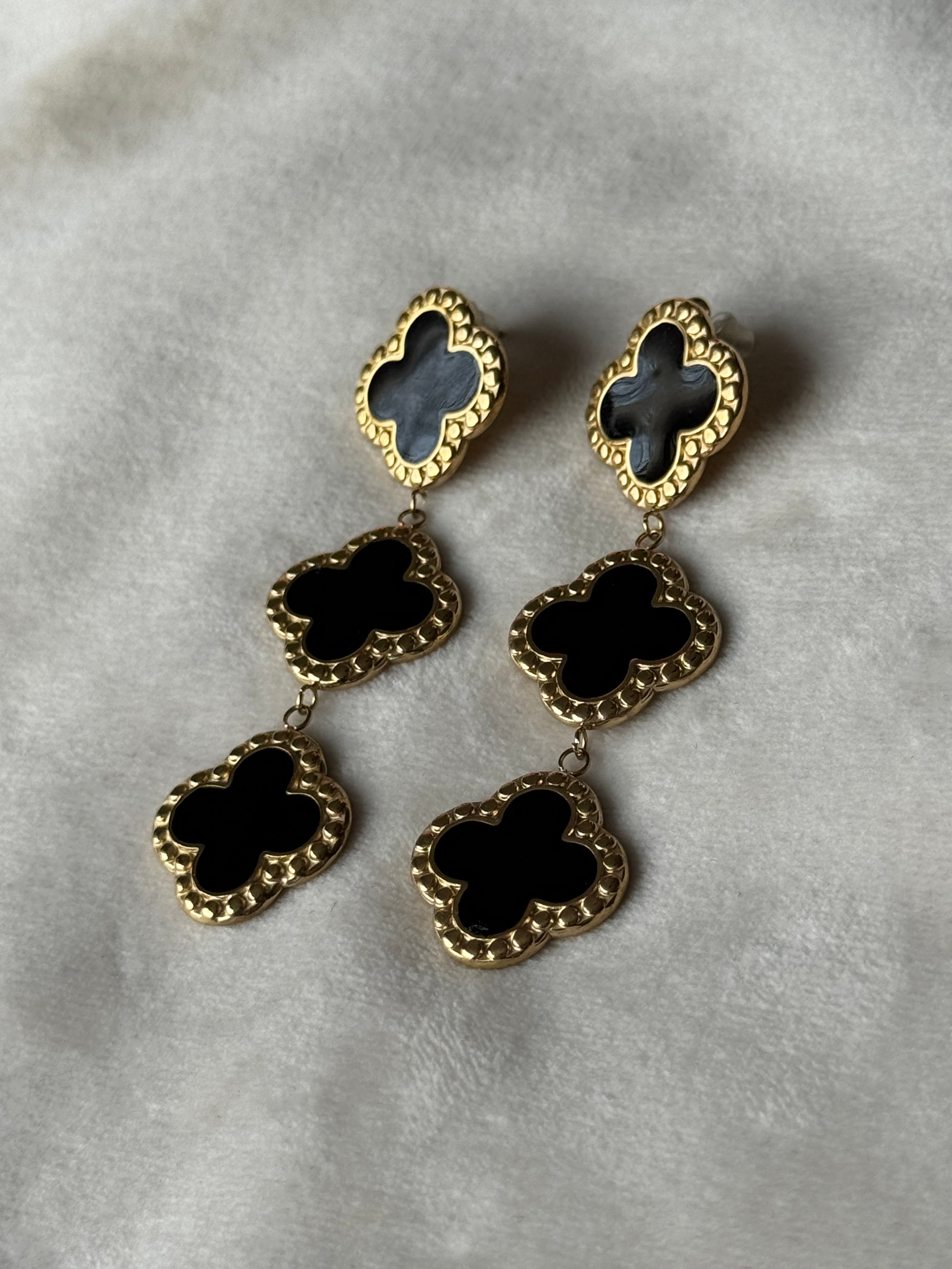 Oorbellen goud/zwart klaver