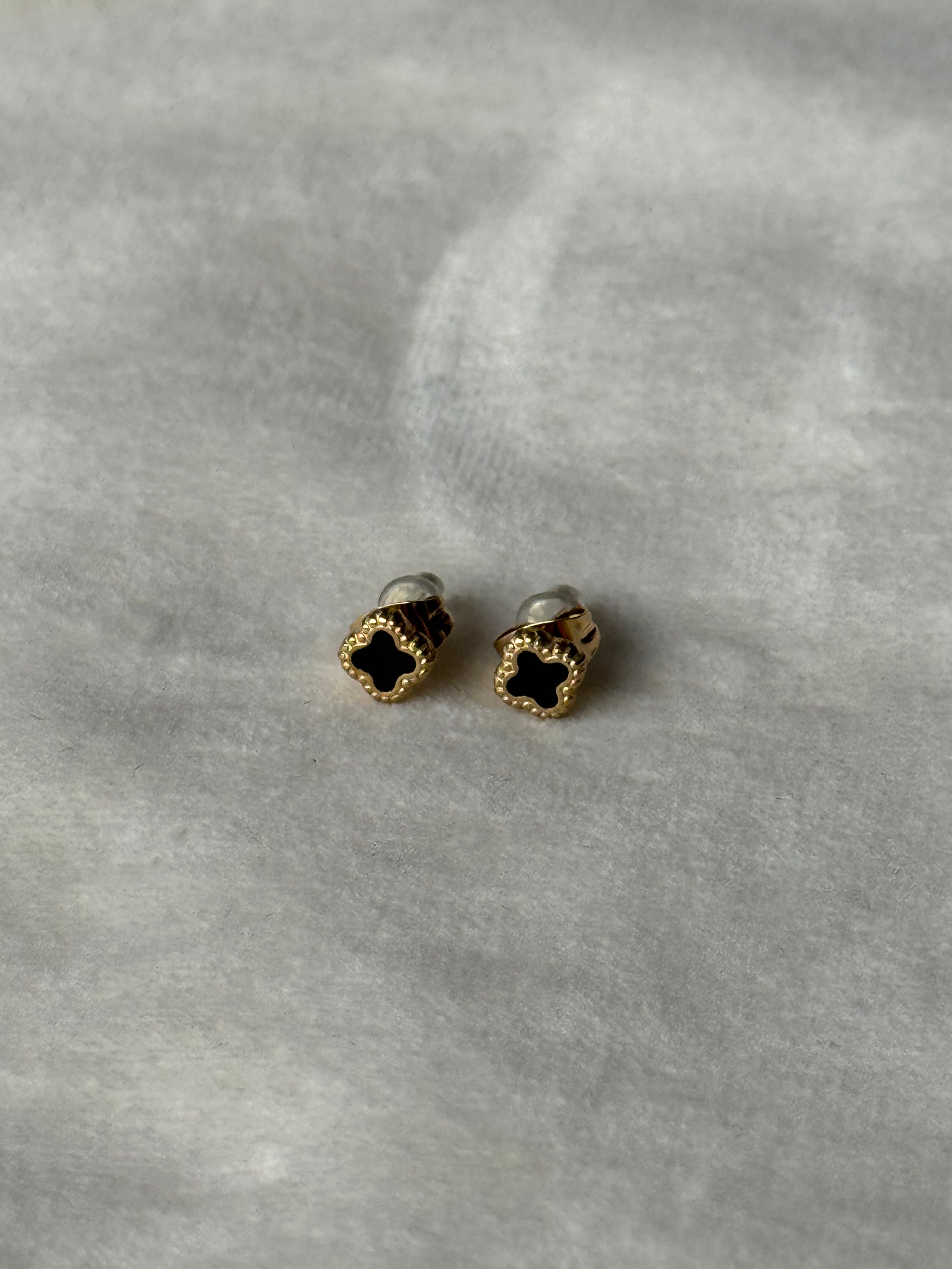 Oorbellen goud/zwart klaver