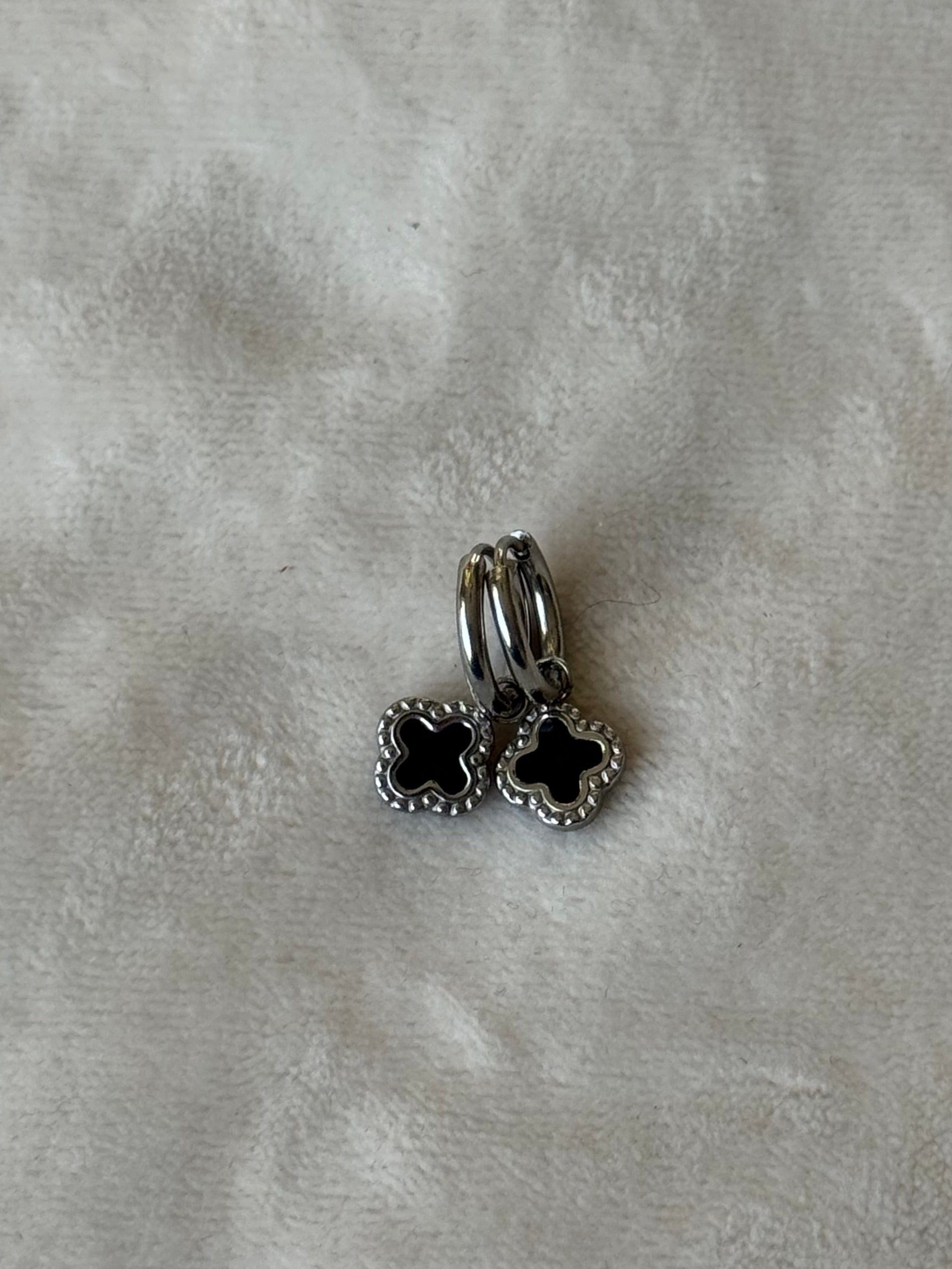 Oorbellen zilver/zwart klavers