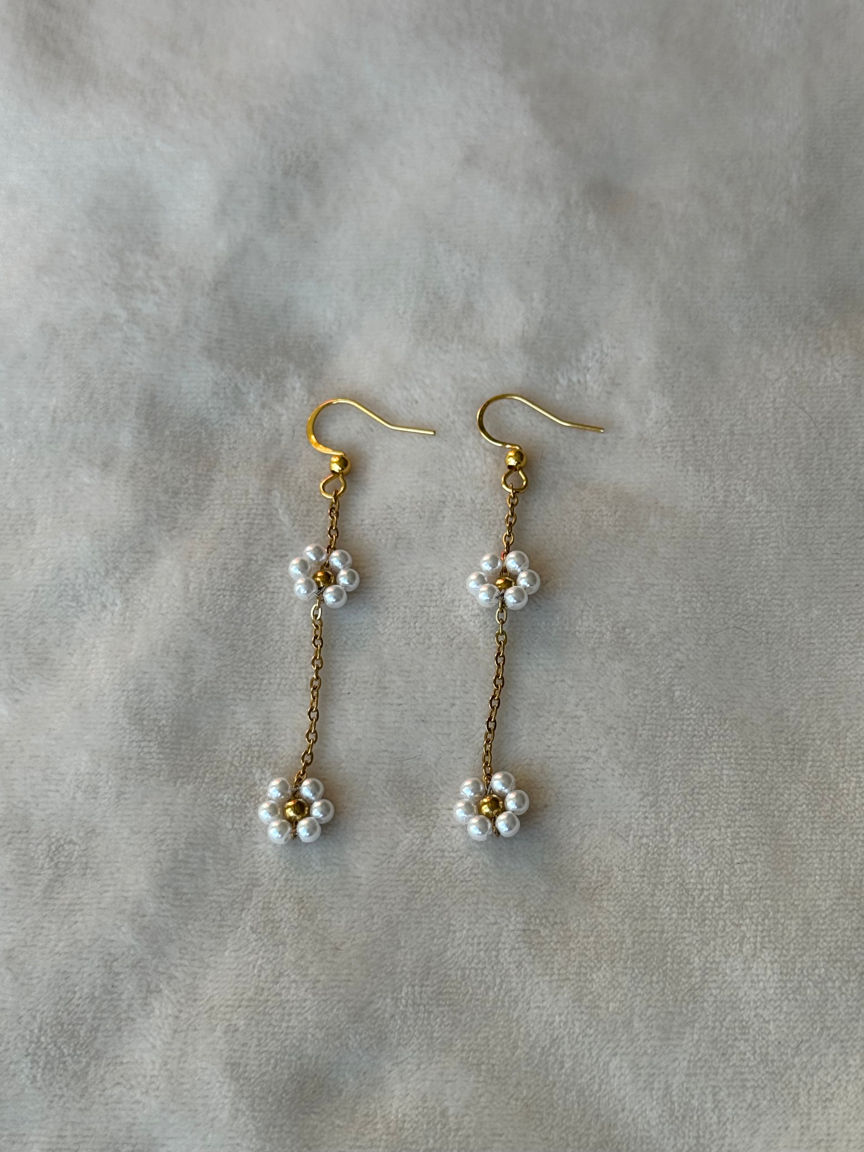 Oorbellen goud/wit bloem